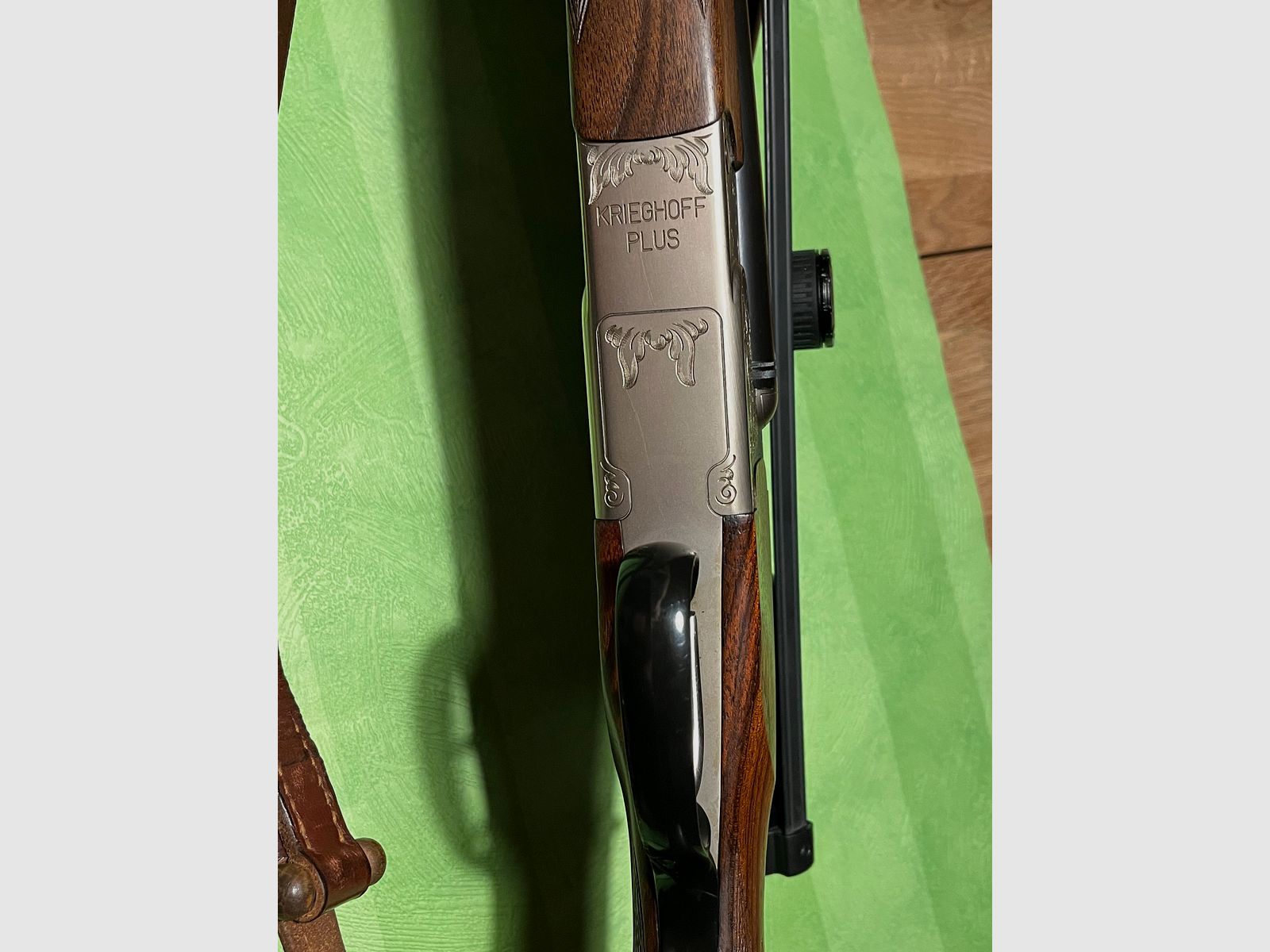 Krieghoff Plus Drilling mit 2 Schloss Handsp. im Kaliber 20/76,7x65R,.22 Hornet von vorne verstellbarer E Lauf, Zeiss HT 3-12x56 L.abs. 60 auf Schwenkmontage u. höhenverstellbare Schaftrücken