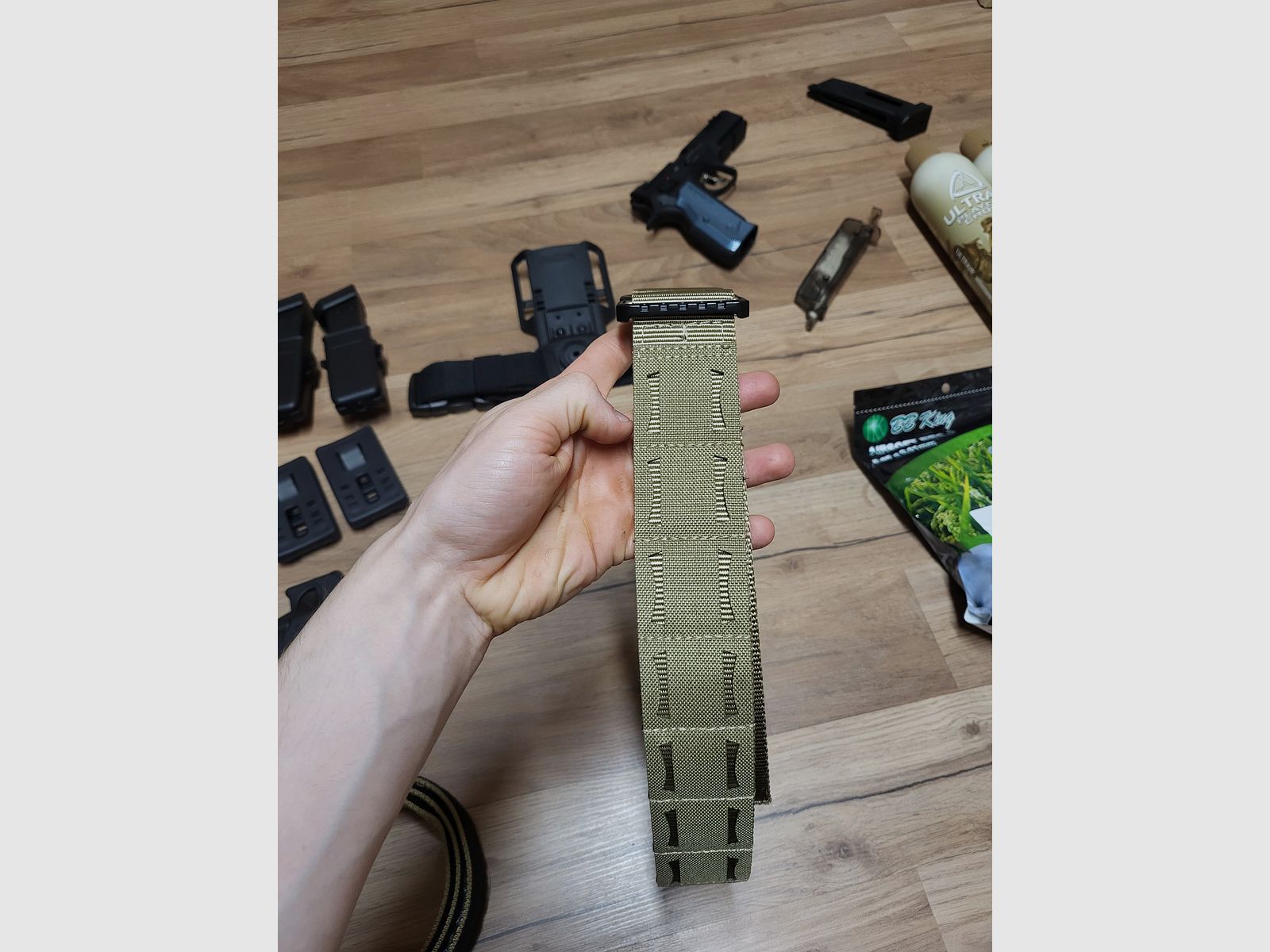ASG CZ SHADOW 2 GBB AIRSOFT BUNDLE 4 chargeurs, 3 bouteilles de gaz Airsoft, 8000 billes, holster, 2 pochettes de chargeurs, ceinture Amomax peu utilisée