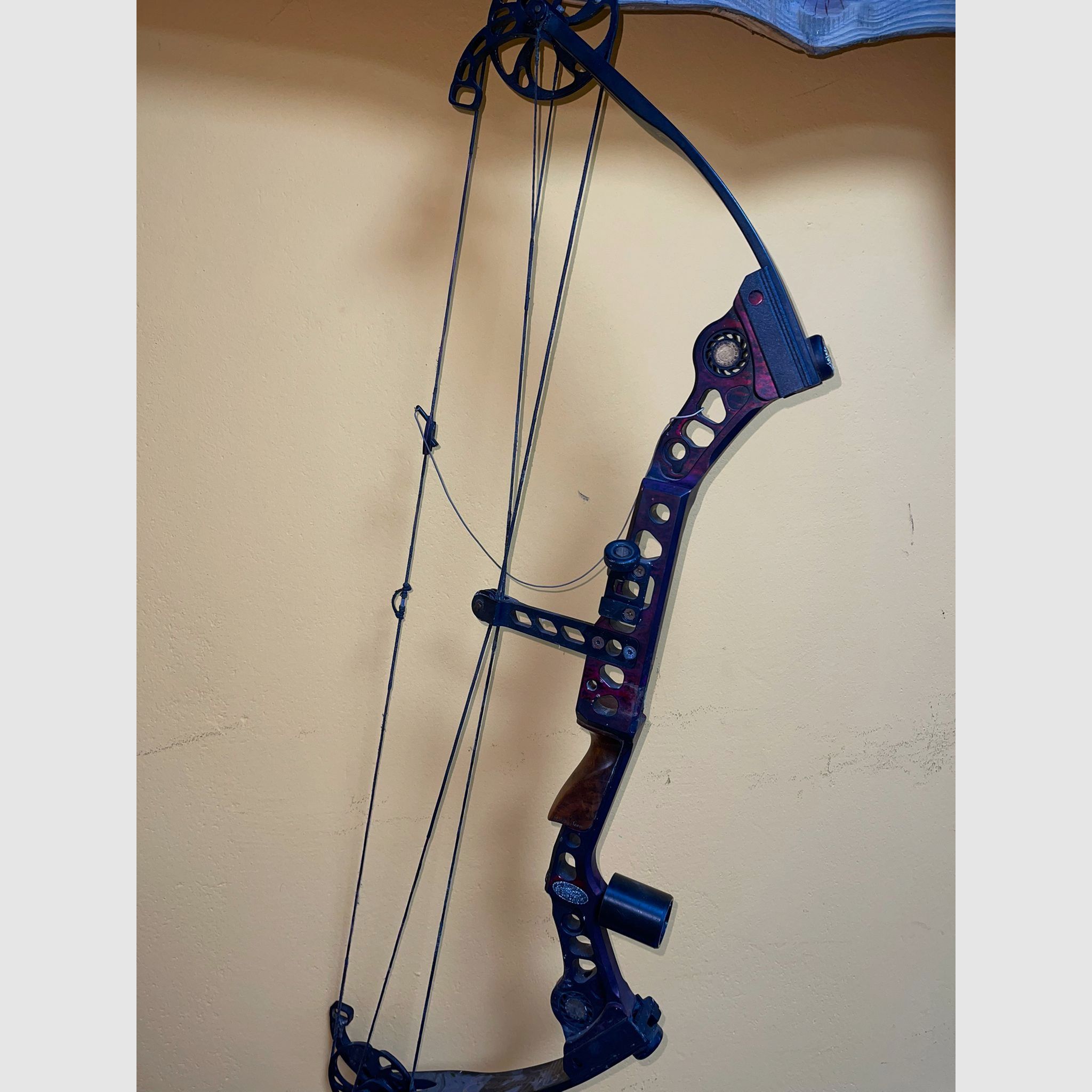 Matthews tournament bow, 30 inches, with complete accessories