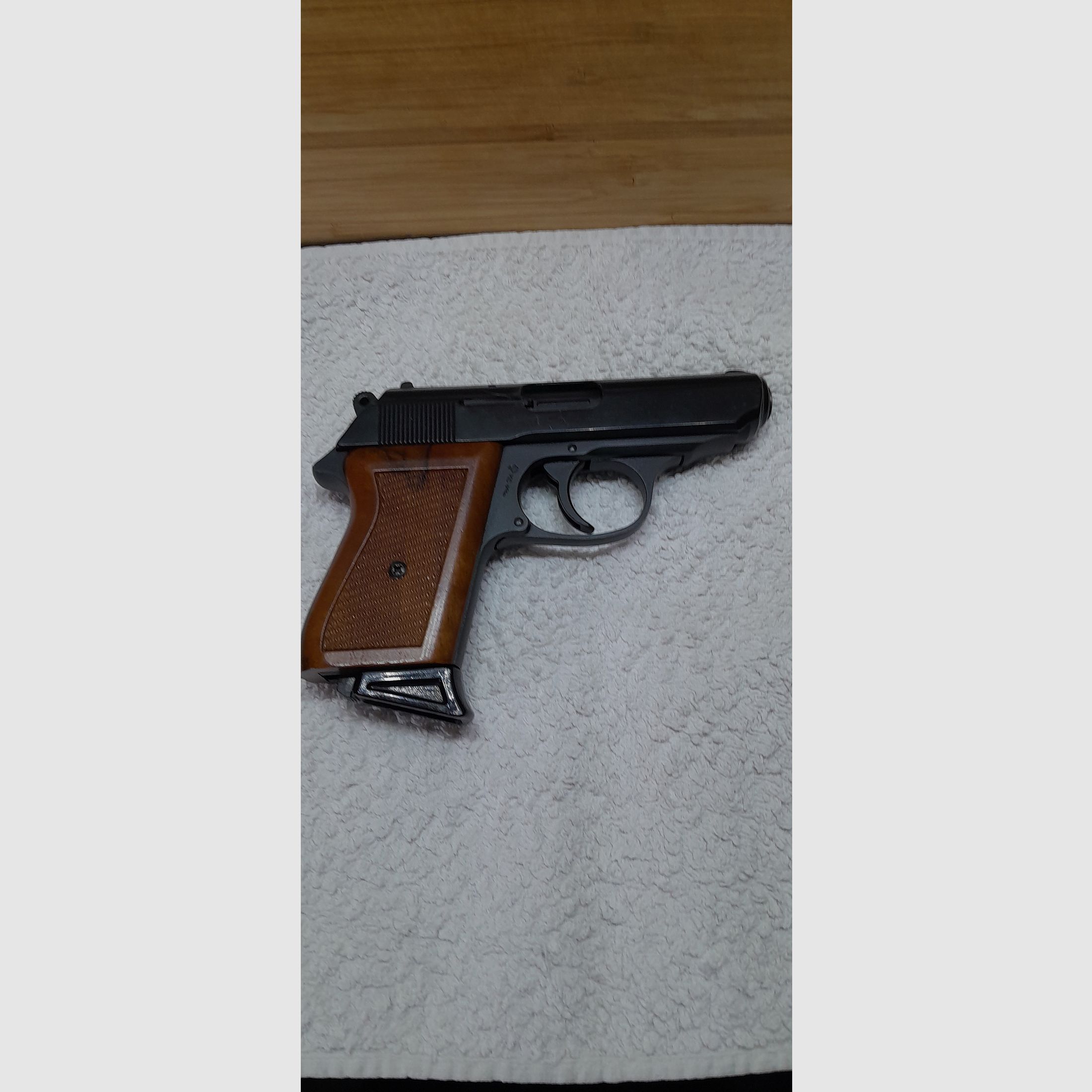 Röhm RG 800, Kal. 8mm K., mit Echtholz-Griffschalen, Abschussbecher und 35 Stück Patronen