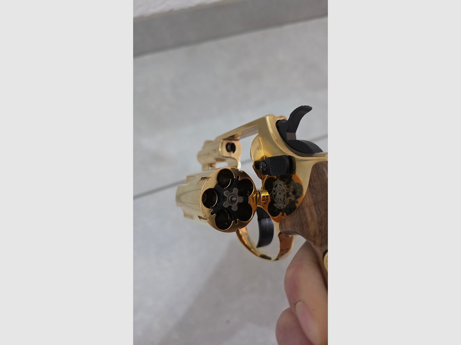 Smith & Wesson Chiefs Special 9 mm R.K., 24 Karat vergoldet, Holzgriffschalen