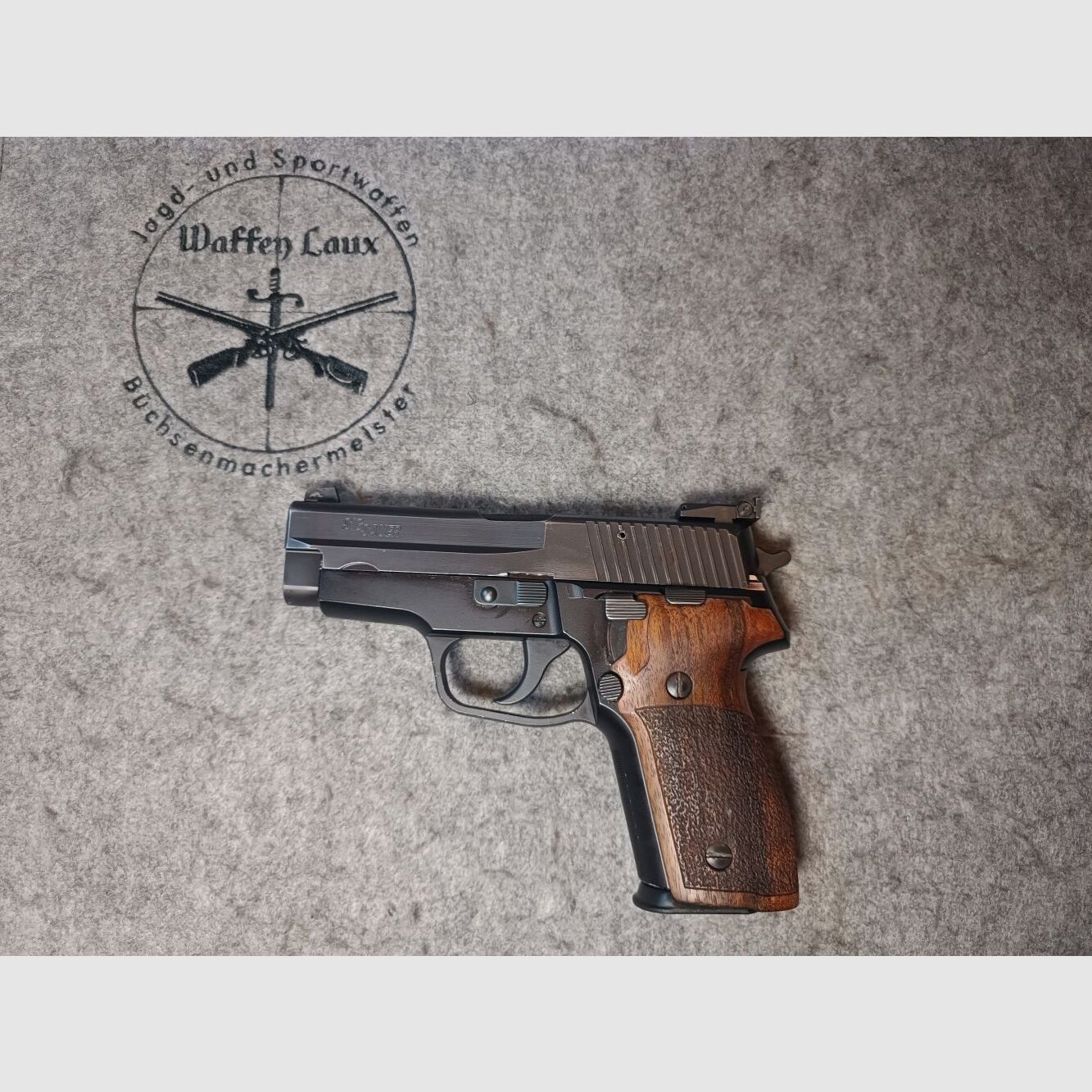Sig Sauer P228 z celownikami LPA i drewnianymi uchwytami Nill
