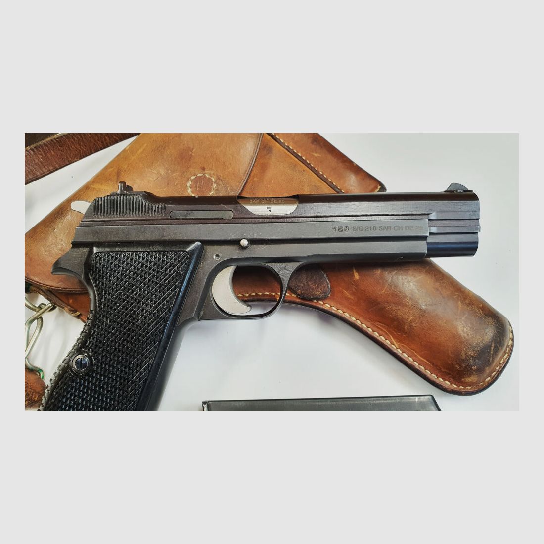 SIG Pistool SIG P210-2 in kaliber 9mm Luger (9x19) inclusief holster en reservemagazijn, GEMAAKT IN ZWITSERLAND