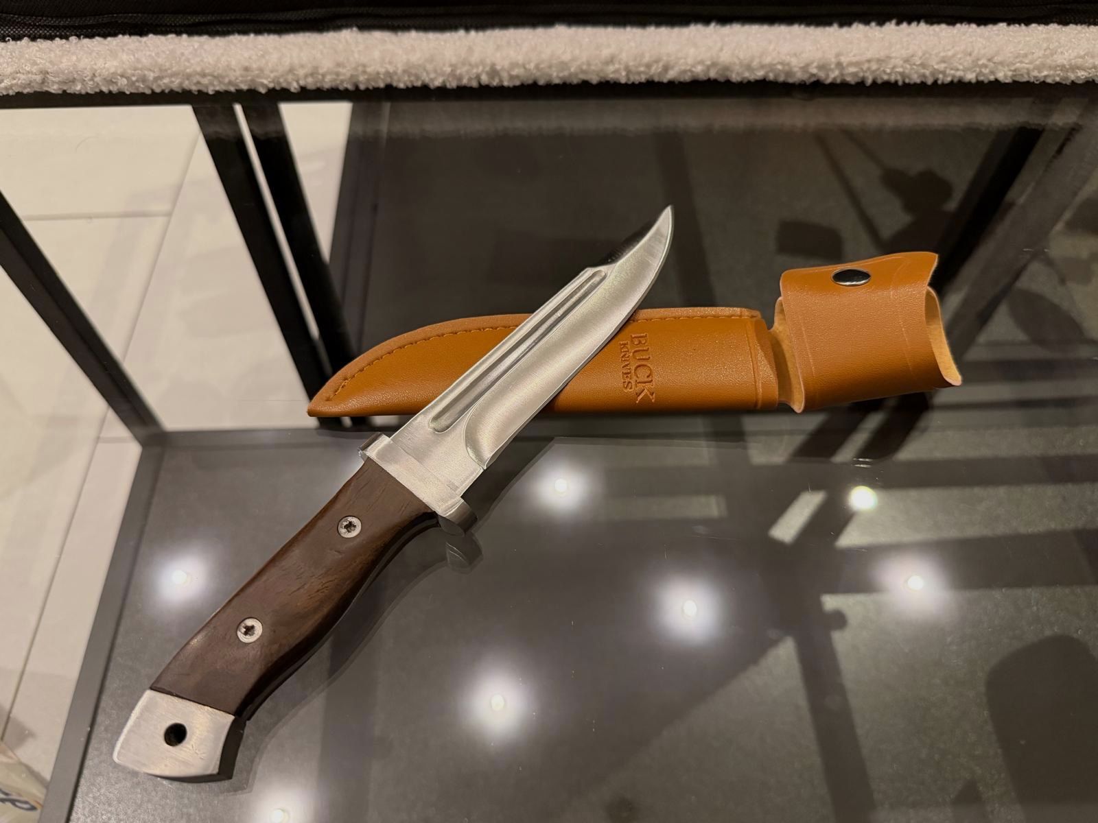 High-quality Buck hunting knife – USA design – hardwood handle & leather sheath