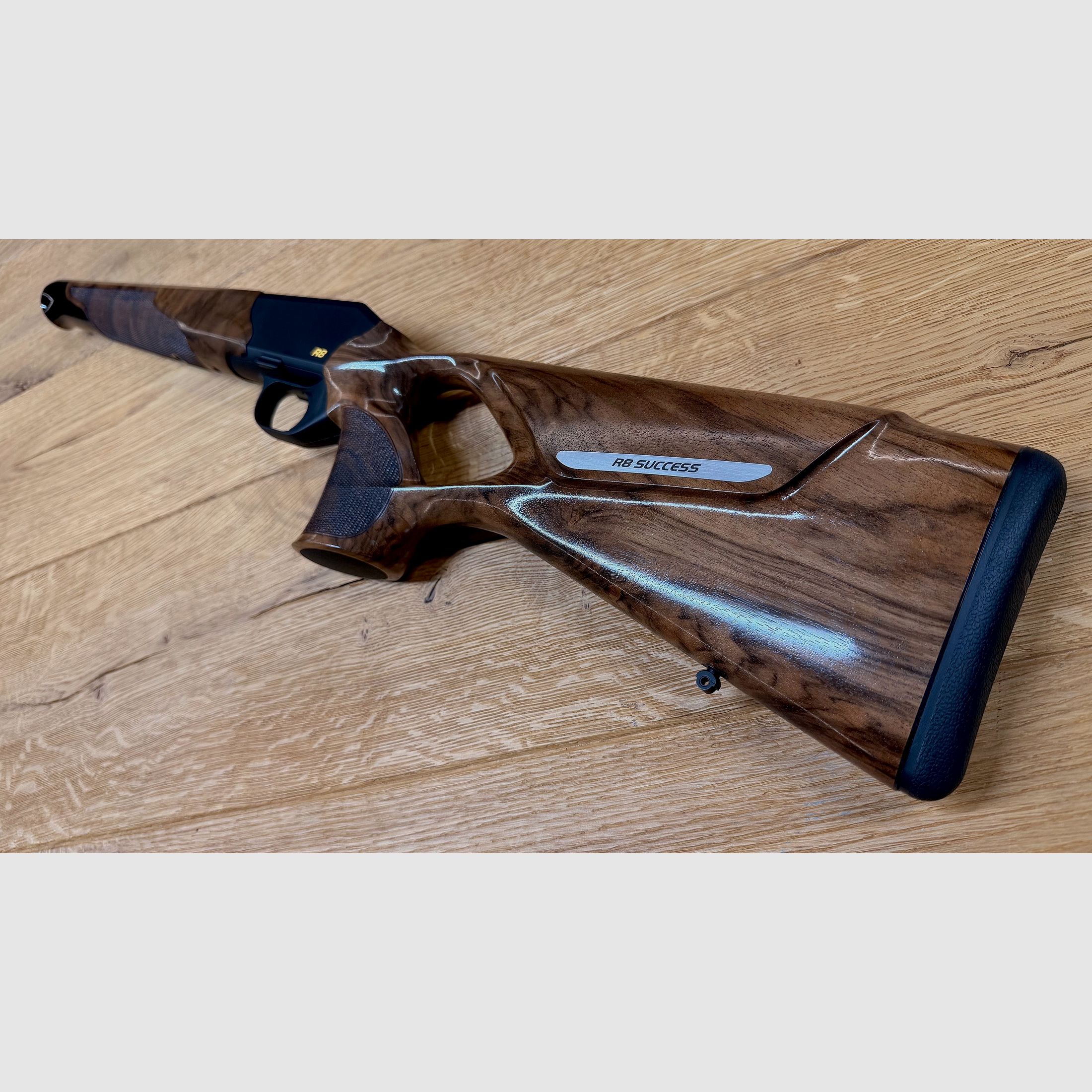 Blaser R8 Success Schäftung / Holzklasse 4 / R8 Logo in Gelb / top Holz absolute Gelegenheit