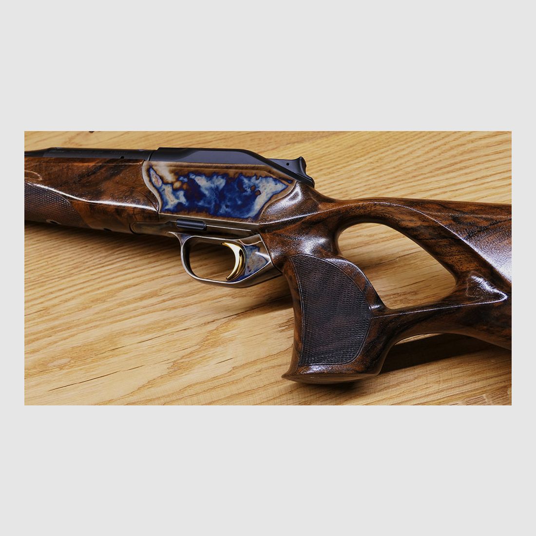 Blaser R8 mit Bunthärtung / Stahlsystem / kannelierter Lauf .308 / Stahlkugel gerändelt mit Blume und Goldlinie / goldener Verschlusskopf /  TRAUM AUS HOLZ & STAHL