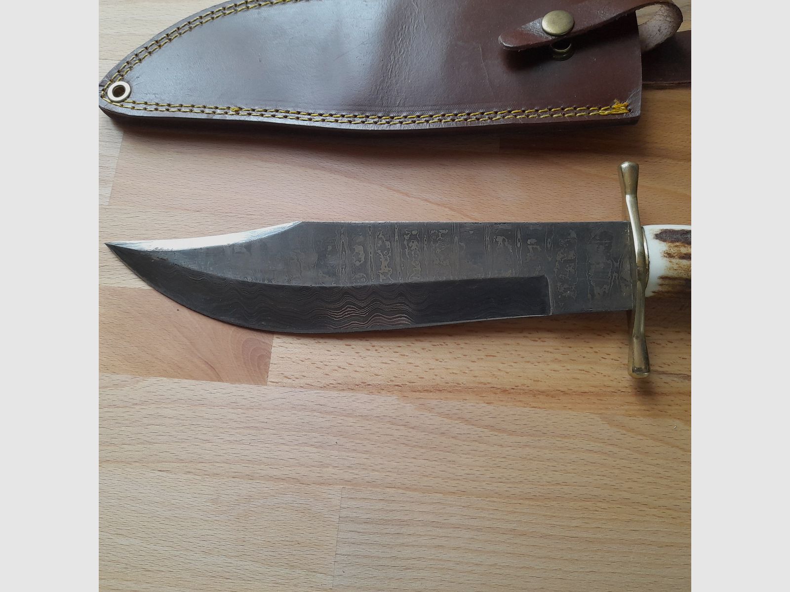 Damast Hirschfänger mit Lederscheide und Hirschhorngriff      