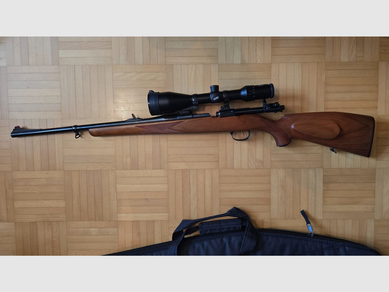 Repetierbüchse "Forest Favorit" mit Holzschaft .30-06 inkl. Optik Meostar R1r, neuwertig 