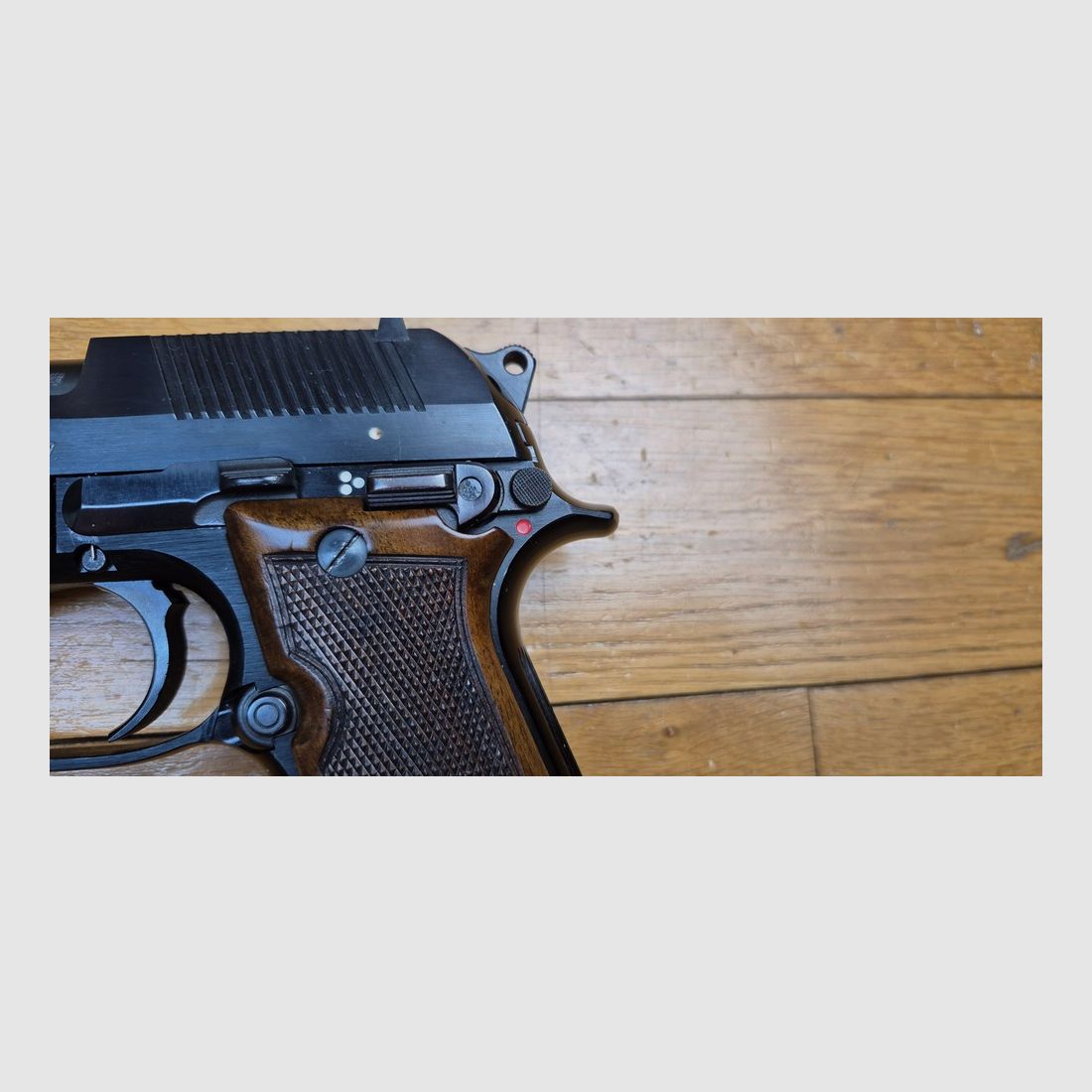 Sehr schöner Beretta 93R Selbstladepistole – Weniger als 2.000 Exemplare! – Seltene Version des 1. Typs mit Laufbohrungen – Magazin 15 Schuss – Ausgezeichneter Zustand, fast neu für die seltensten Beretta – TBE ++ – Kategorie A2 – Export AUSSCHLIESSLICH, Bild 6 von 29