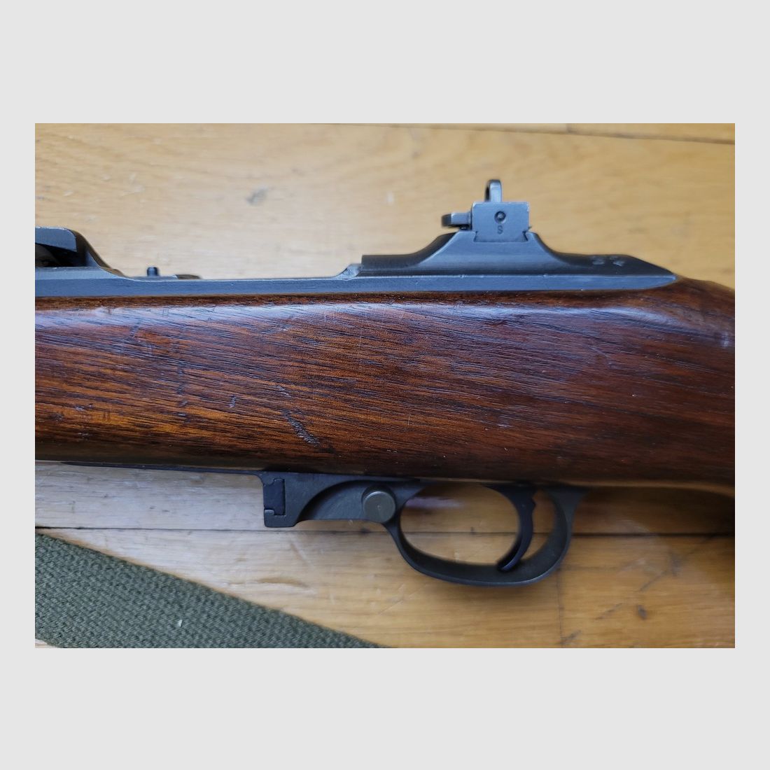 Seltene USM1 Büchse in Originalkonfiguration 2. Weltkrieg – Kal. .30 M1 ebenfalls original – Herstellung INLAND von Januar 1944 – Aus dem Jeep gefallen! – 2 Magazine 15 Schuss in Tasche von 1943 – Gewehrriemen – Sehr guter mechanischer und ästhetischer Zustand – Seltene Originalkonfiguration und in TBE+!, Bild 28 von 35