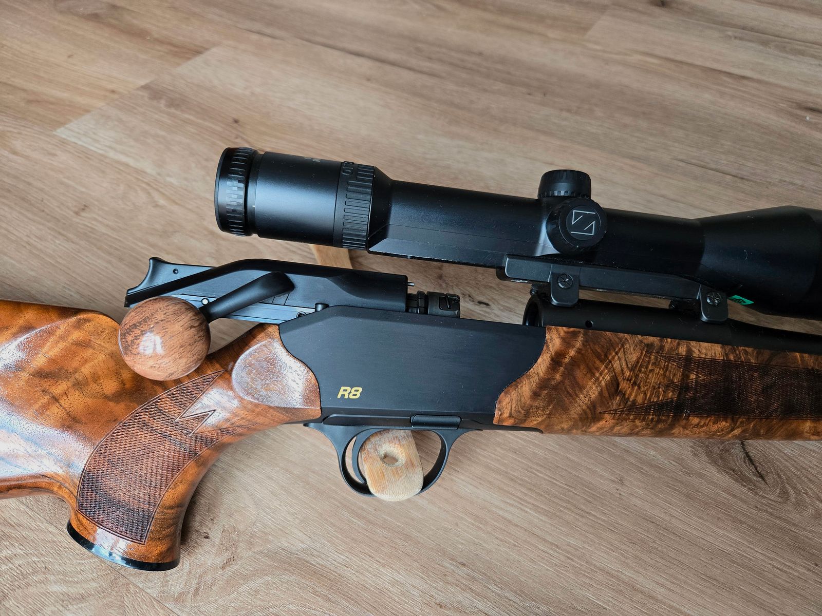 Blaser R8 • 8x57 IS • Culata de madera premium con un veteado impresionante • Zeiss 2,5–10x50 • Paquete completo Ready-to-Hunt