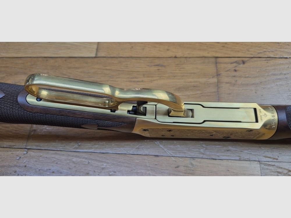 Winchester Kommemoration « Oliver F. Winchester » OFW 1894 – 19.999 Ex. – Wunderschöne Rauten – 38-55Win – Nie geschossen – Originalbox und leere Munitionbox im Modell – Zustand TBE+++, Bild 14 von 41