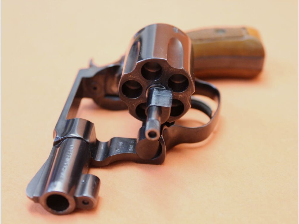 Smith & Wesson Revolver .38Special Smith&Wesson/ S&W 36 brüniert, 1 7/8" Lauf/ Holzgriffschalen Gebrauchtwaffe