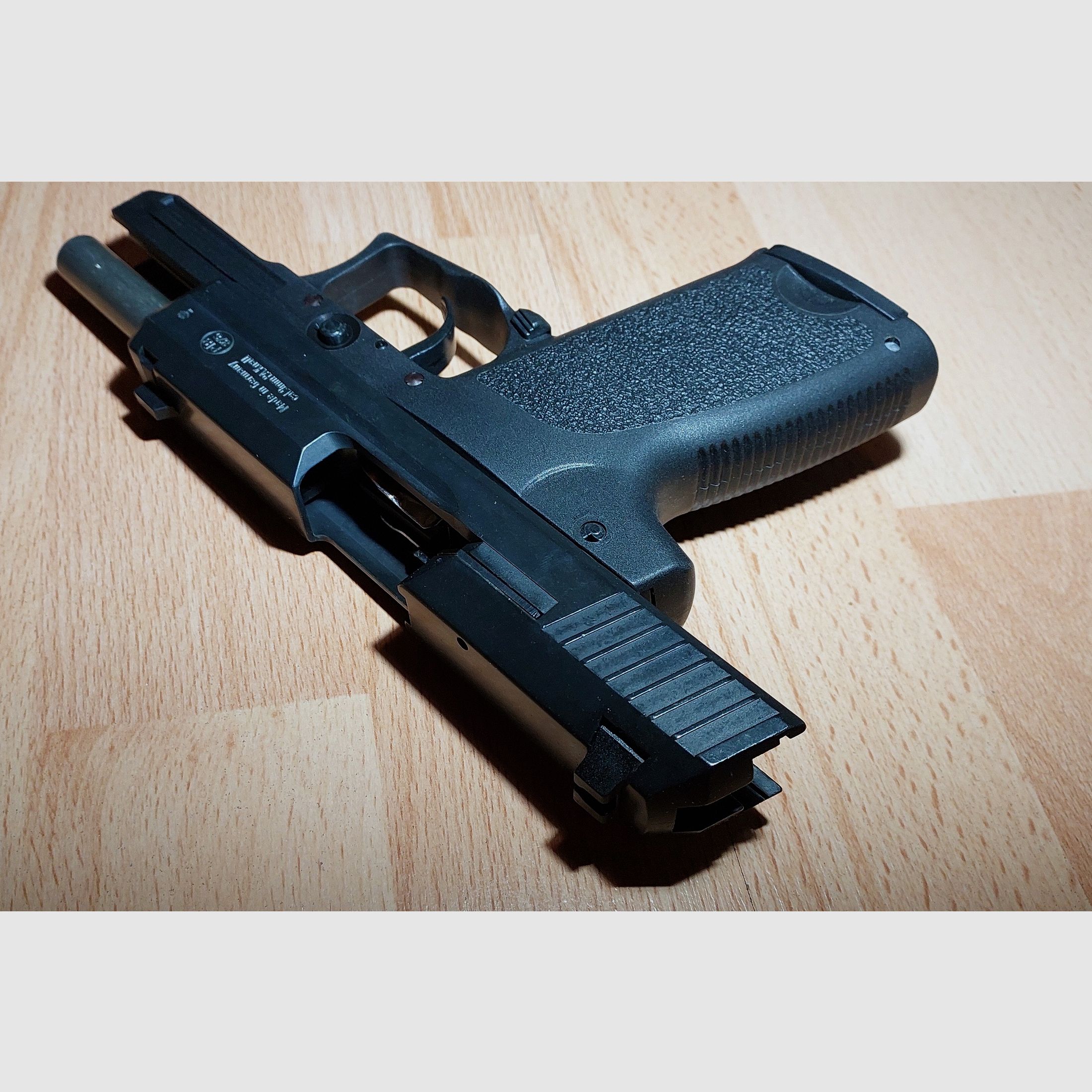 ME IWG SP 15 Kompakte Schreckschuss Pistole brüniert 9mm P.A.K. (876) mit 2 Magazinen