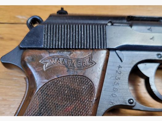 Bon pistolet Walther PPK – Fabrication Walther Zella-Mehlis de fin 1944 – Calibre 7,65 mm – Re bronzage – Anneau de dragonne – Petit civil conscrit ! – Canon miroir – BE+