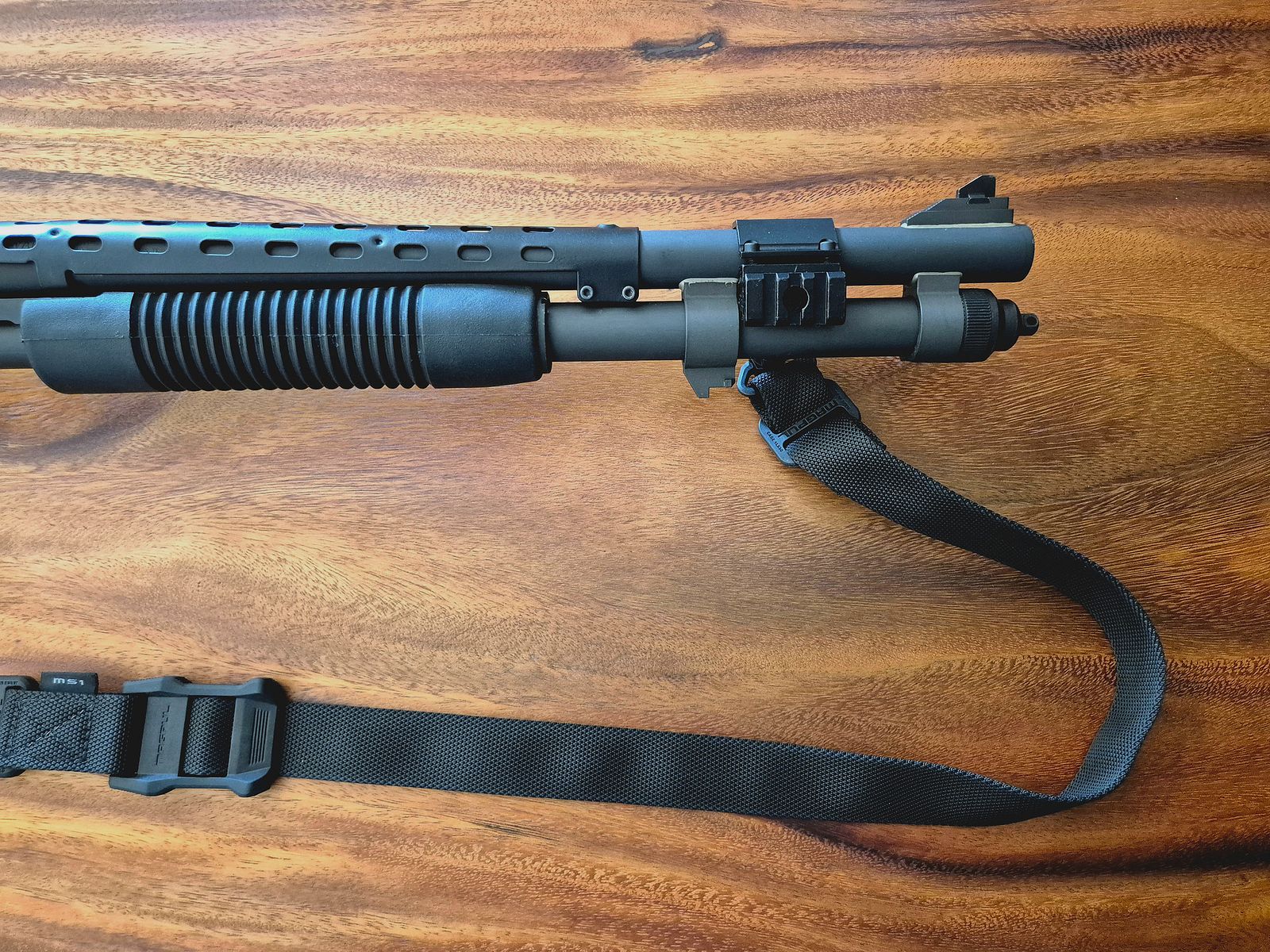 Mossberg M590A1 Ghost Ring Tactical 12/76 Mag. inkl. Magpul Schaft/Sling, Patronenhalter und Laufhitzeschild – Neu und unbenutzt