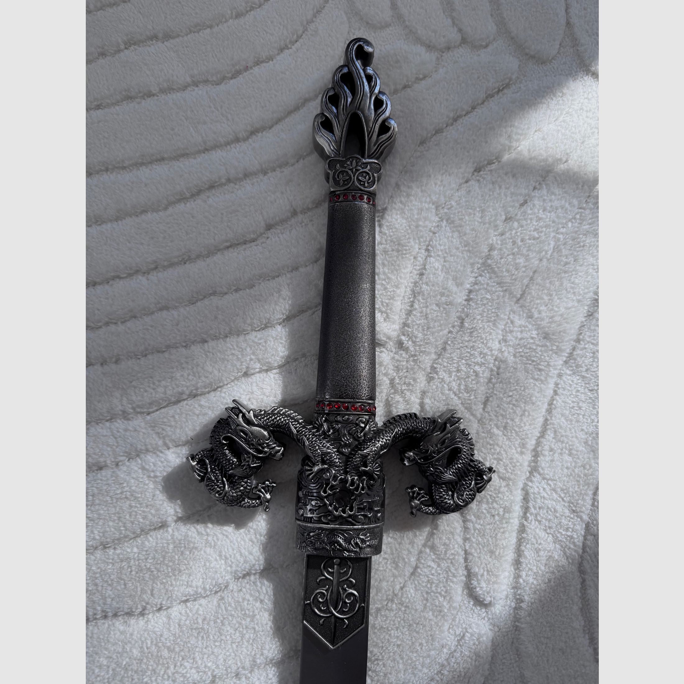 Dekoratives Drachenschwert im asiatischen Stil