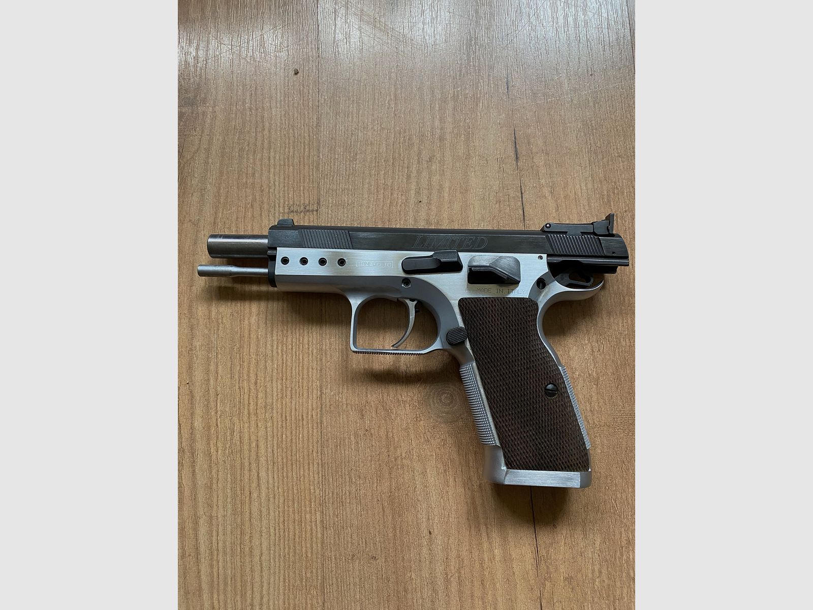 Verkaufe Tanfoglio Limited 9 mm Luger mit Wechselsystem .22 lfb inkl. Munition und Schiene für Zielfernrohr