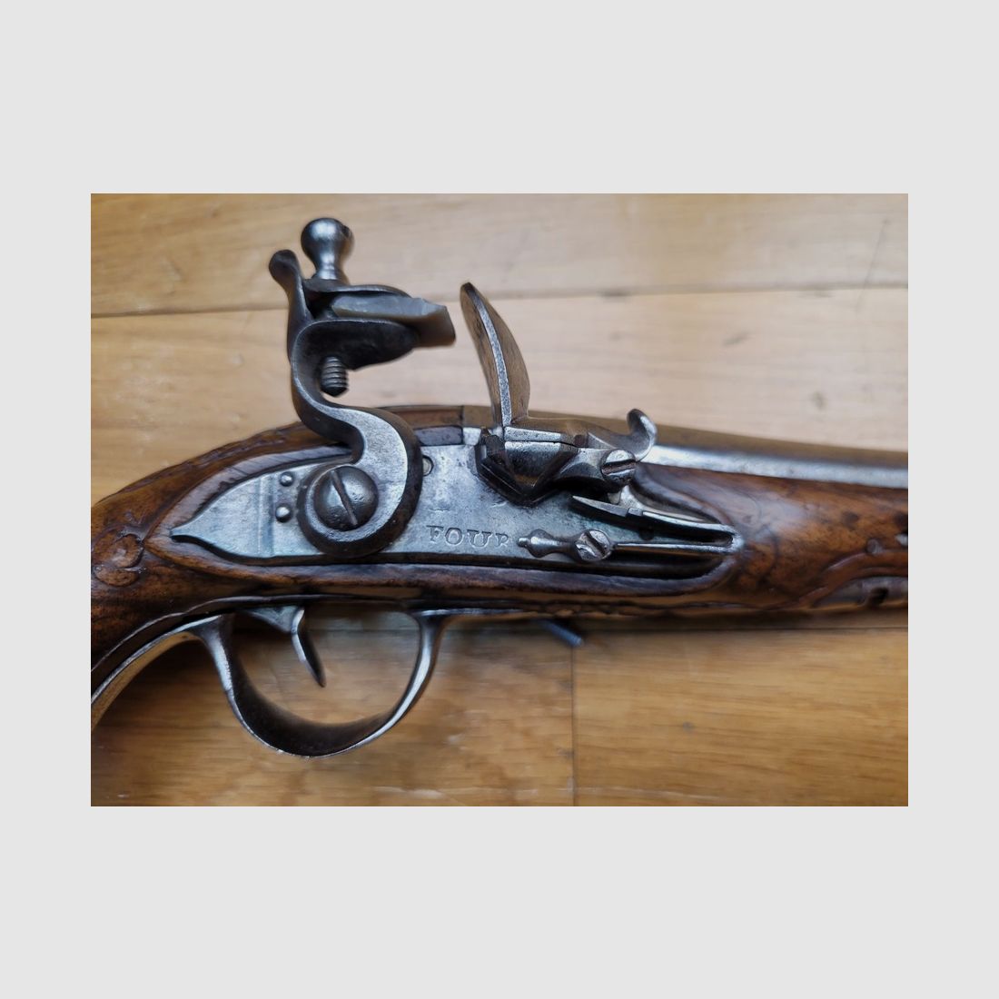 Sehr schöner Steinschloss-Pistole „Chien de mer“ – Waffe von Four à Tulle – Lauf von Desaga – Für die Kämpfe der Kapitäne der Handelsmarine – Ca. 1780 – TBE+, Bild 5 von 21