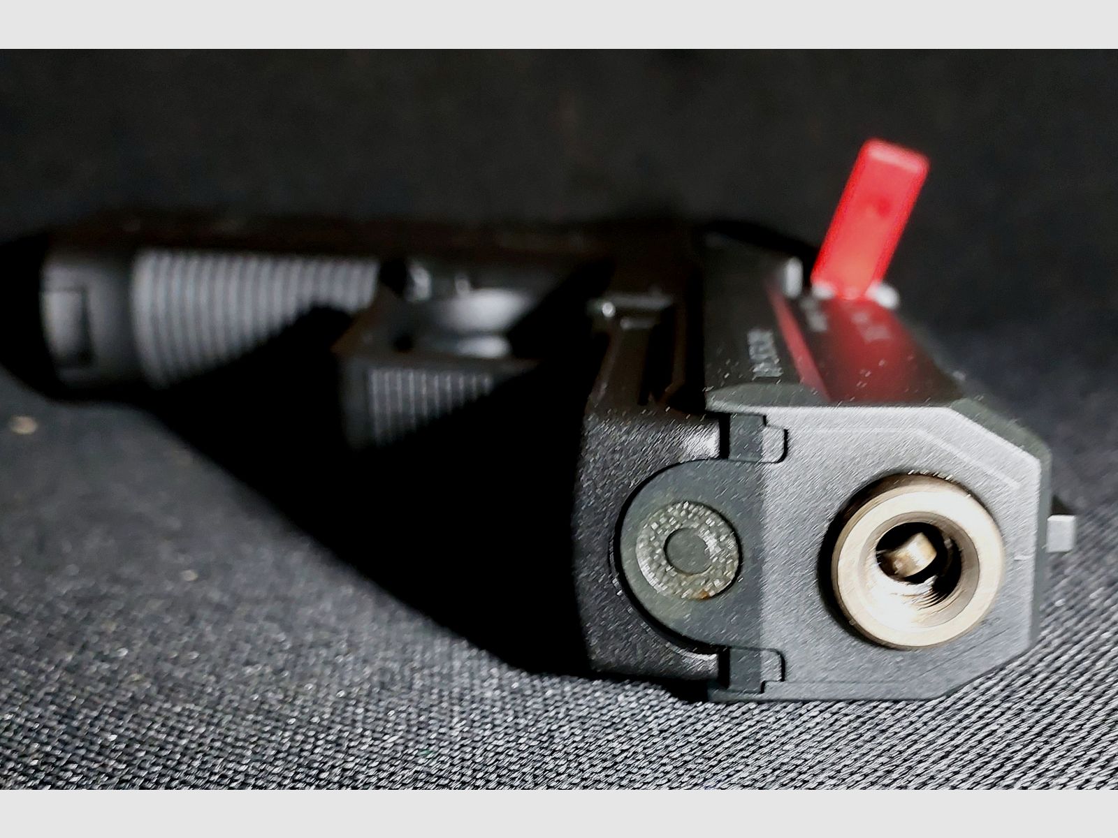 Pistolet alarmowy Röhm RG96, oksydowany (PTB 699) Zestaw RG 96 z tłumikiem, pomocą do ładowania i 2 magazynkami