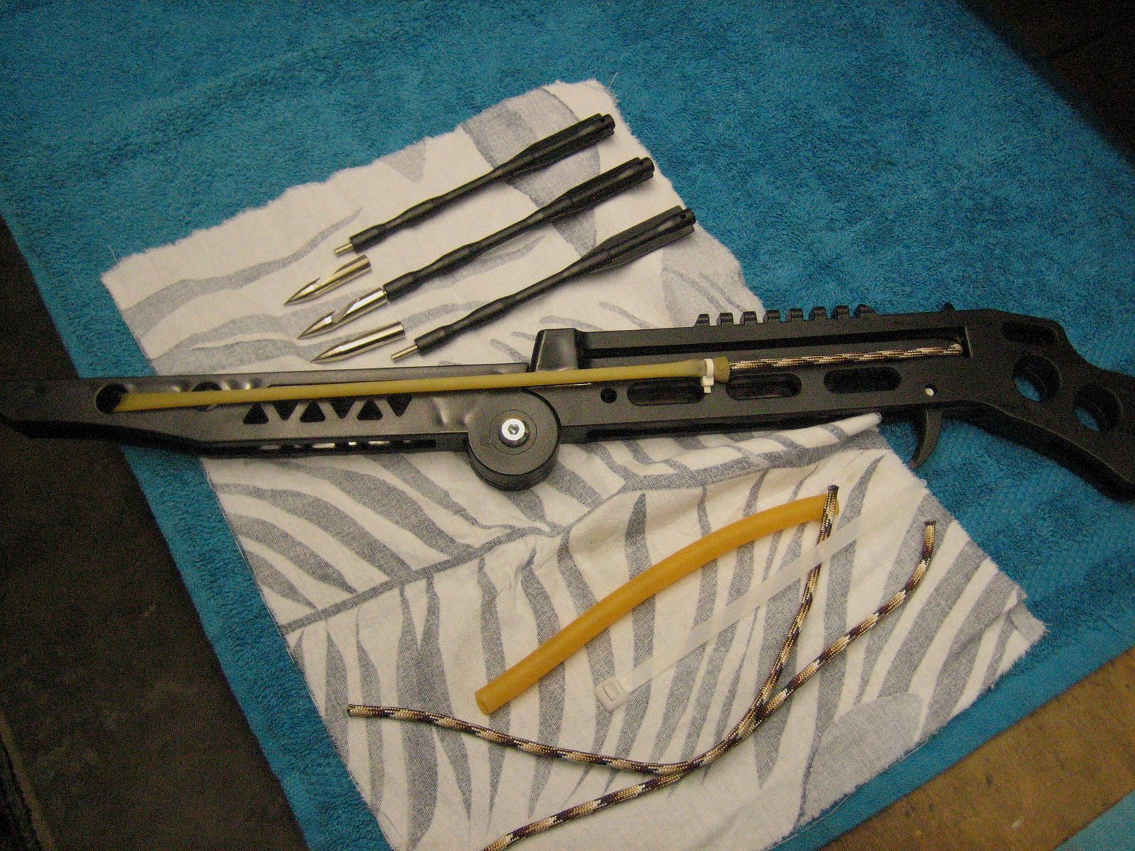 Zwille Schleuder Steinschleuder mit Pfeilen und Stahlkugeln zu verschiessen 