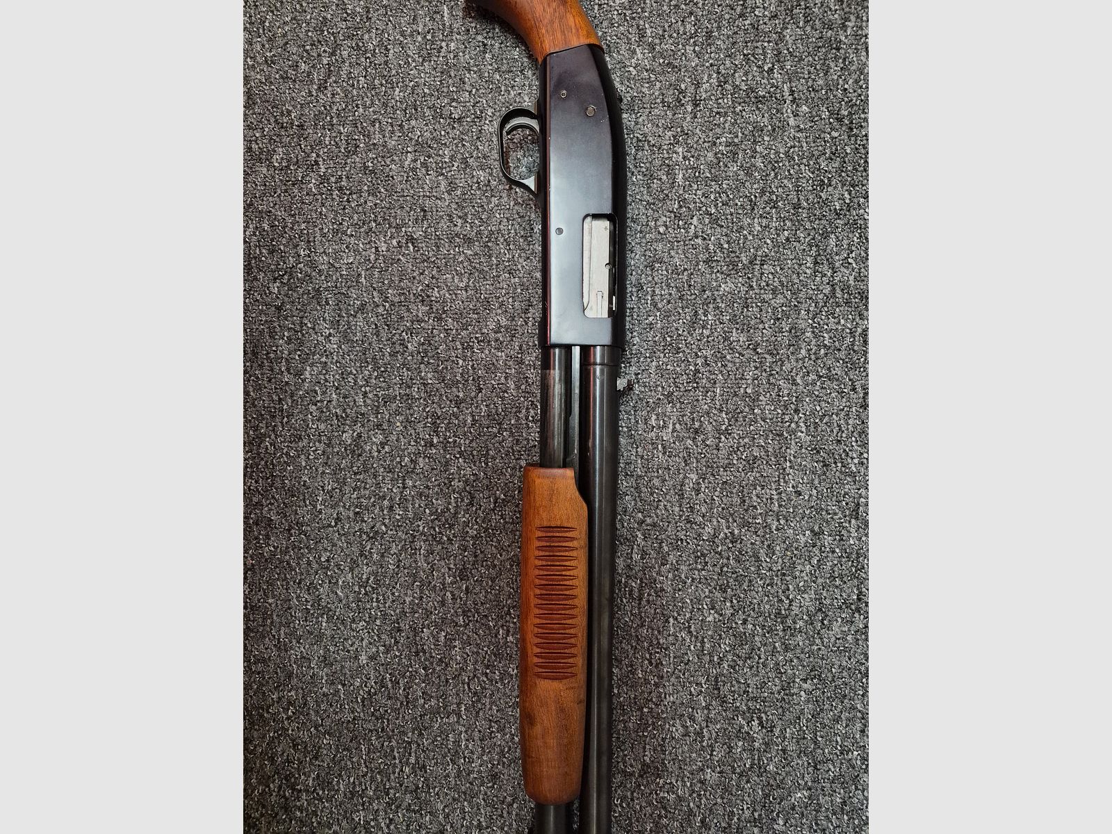 Mossberg 12/70 - 12/76 fusil à répétition à crosse avant