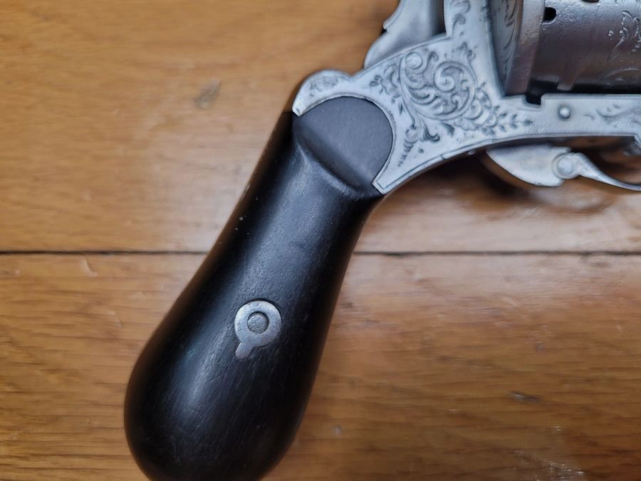 Revolver poco comune con sistema Eyraud – canna basculante attorno a un asse – calibro 9mm a percussione – sei colpi – incisioni – BE/TBE, immagine 3 di 17