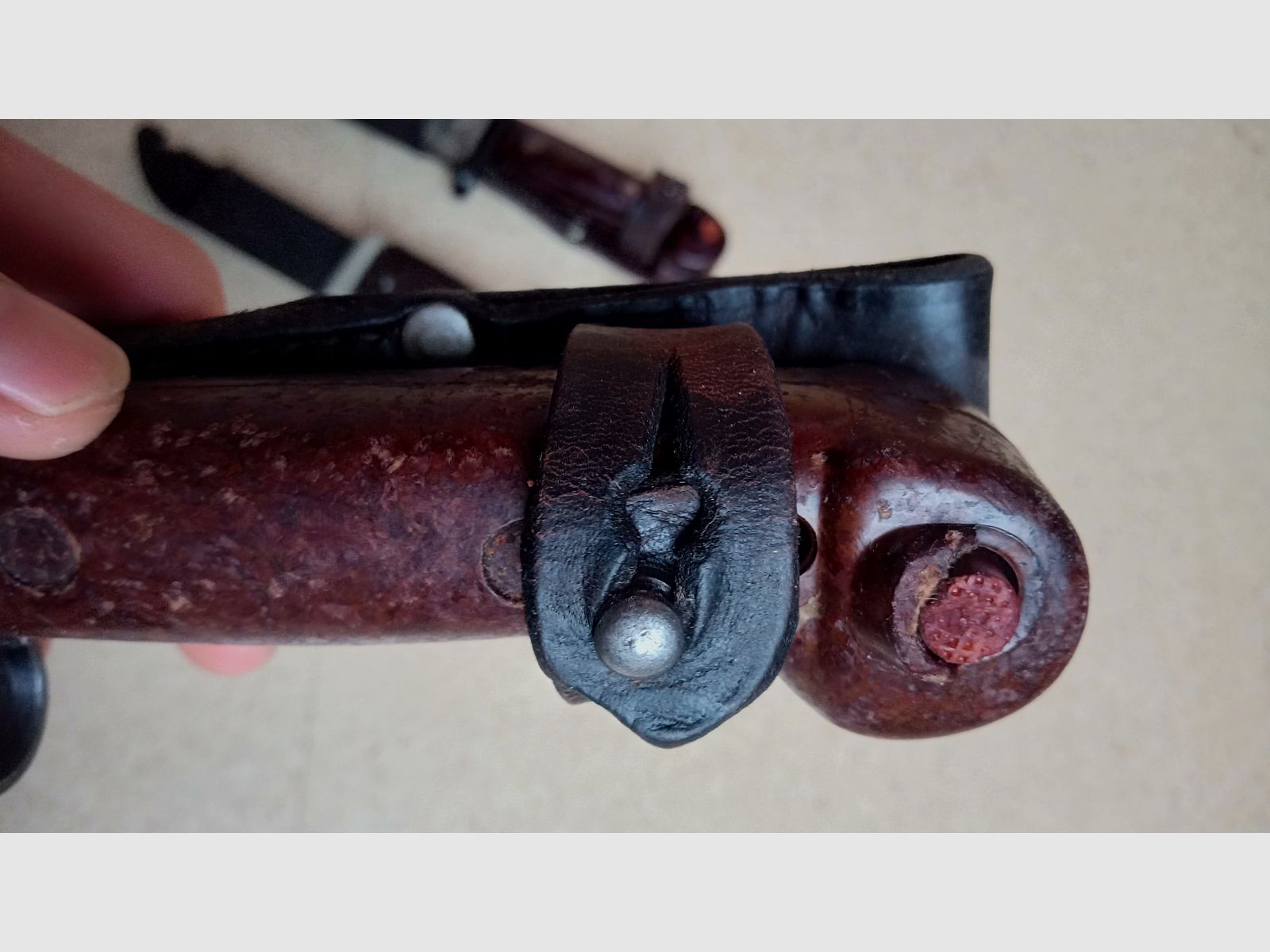 3 Rumänische 6h3 (6x3) AK Bajonette komplett inkl. Gummi Isolator und Leder Frosch  // AKM Bakelit Vintage