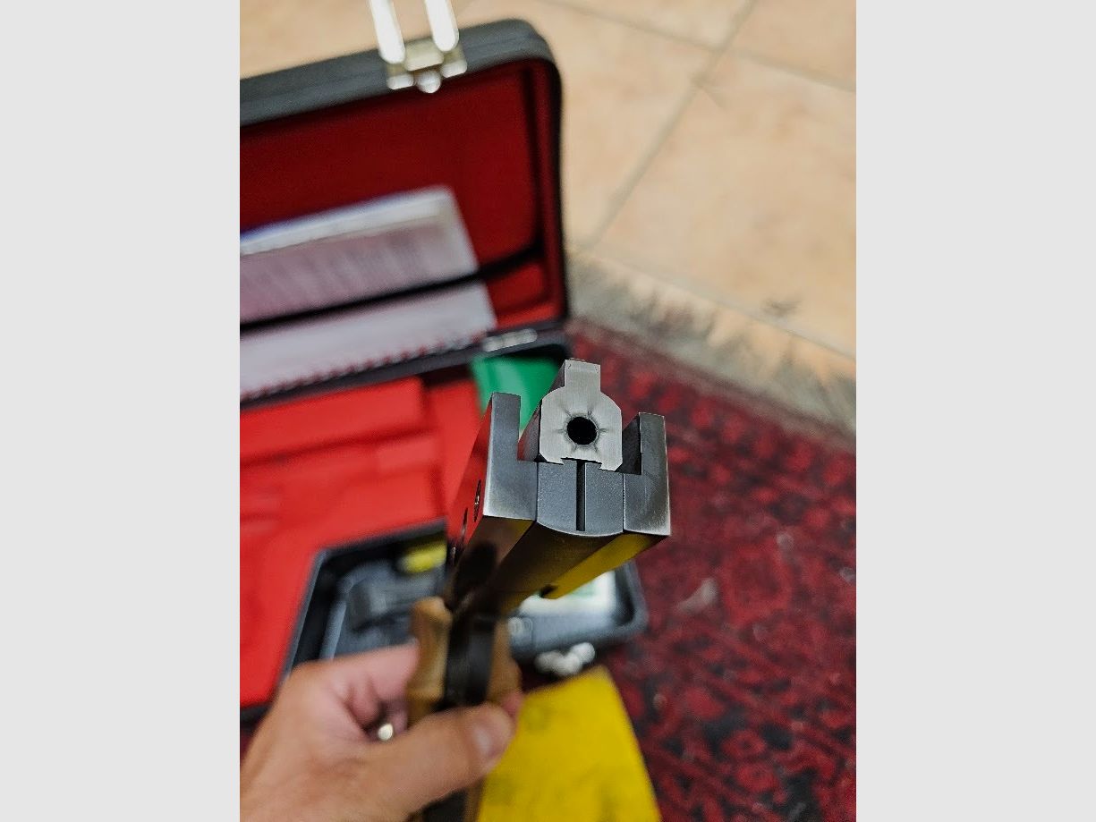 Hämmerli International – High-quality Swiss match pistol in caliber .22 l.r. in very good condition with case and accessories from an estate.