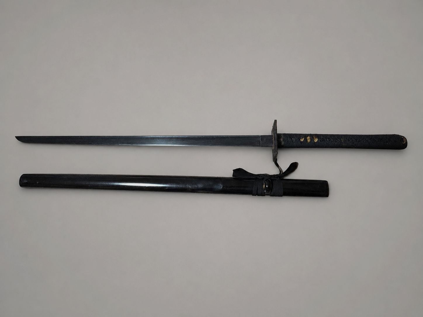 Schwarzes Dekoschwert im Katana-Stil mit Drachentsuba