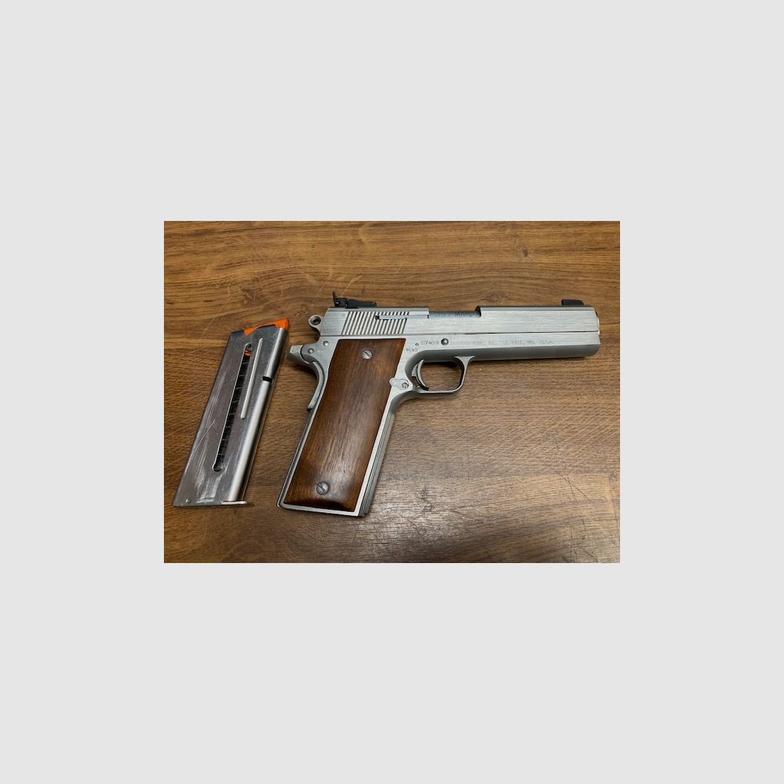 Pistola rara Coonan .357 Mag. e con la possibilità di sparare cartucce nel calibro .38 Spec.