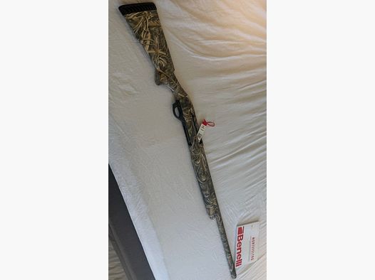     Escopeta semiautomática Benelli Montefeltro 12/76 en camuflaje