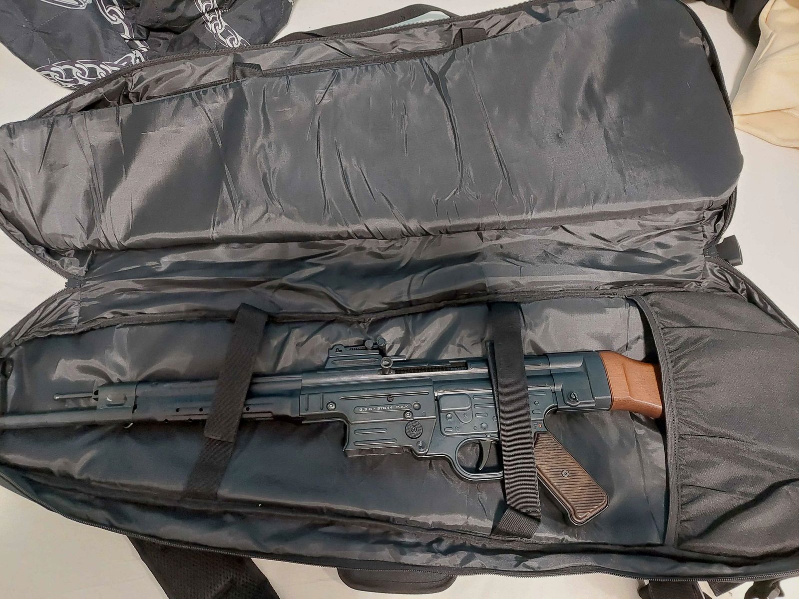 GSG STG-44 9mm P.A.K. mit Magazinhilfe und Gewehrtasche GSG STG-44 9mm P.A.K. mit Magazinhilfe und Gewehrtasche