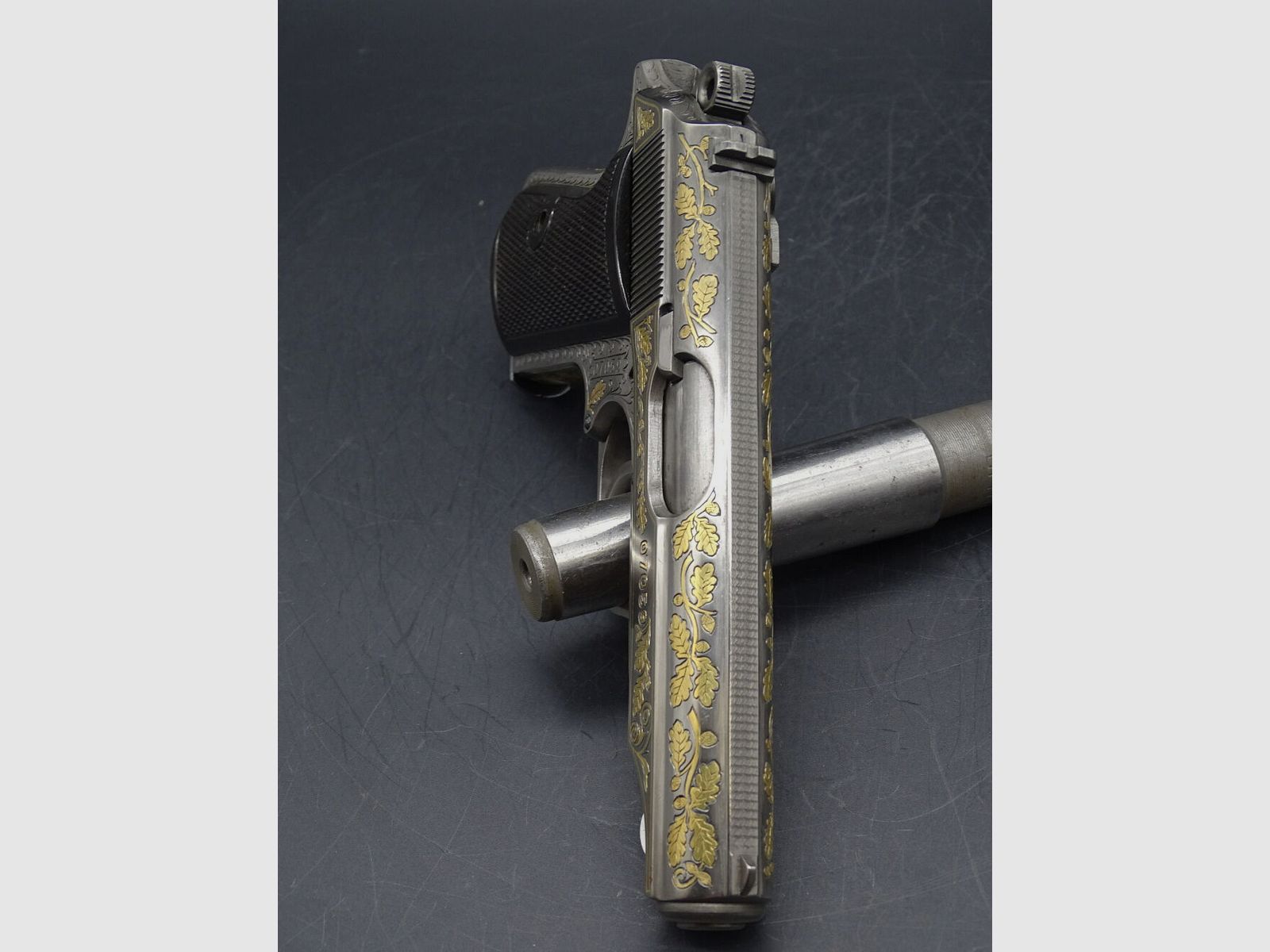 Walther PP DDR KKV 1001 Eichenlaubgravur in Gold Kaliber 7,65mm Brow. PP DDR KKV 1001