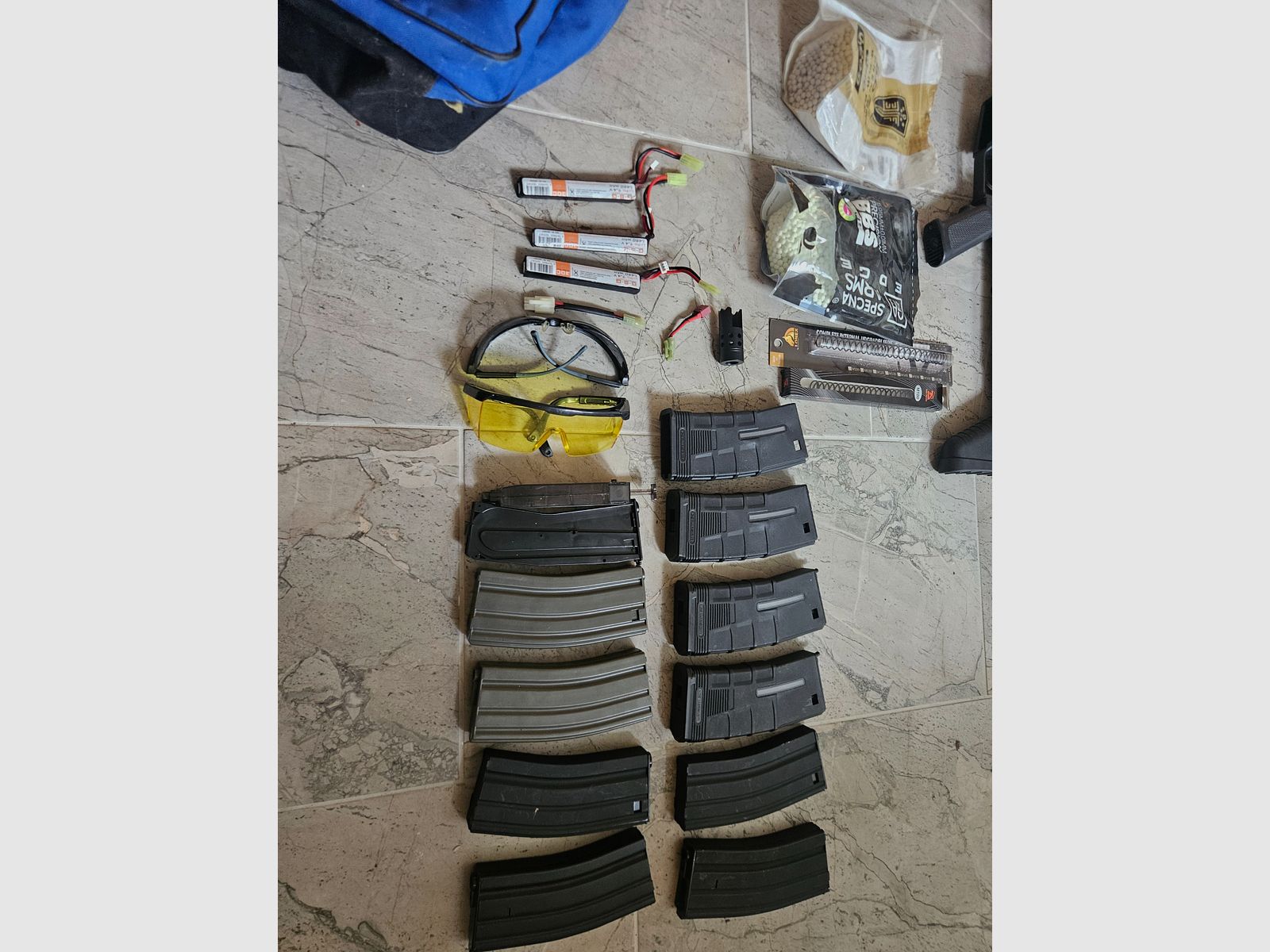 Duże Begadi S-AEG Starter-Set: MK16 (SCAR-L) & M4 M-LOK inkl. 10 magazynków, akumulatorów i kompletnego wyposażenia w kamuflażu Flecktarn, zdjęcie 2 z 15