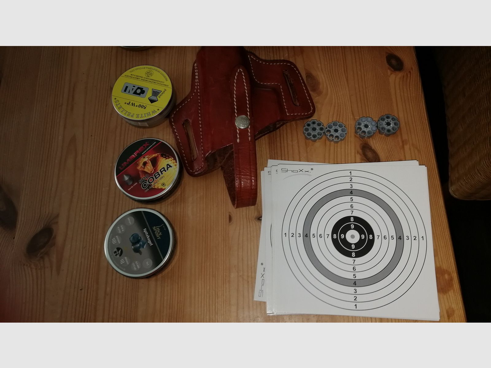 Beretta Mod. 92 FS verchroomde luchtpistool met houten en kunststof handgrepen en veel accessoires