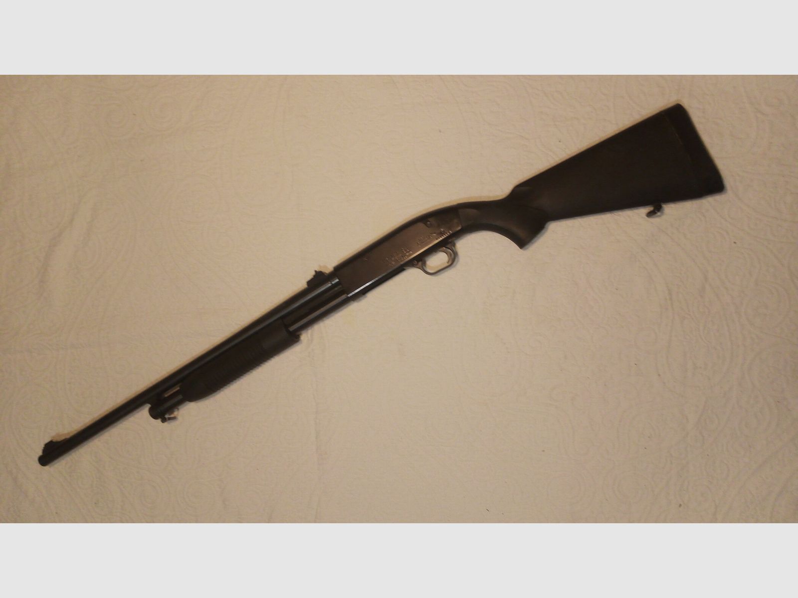 Fucile a ripetizione con calcio anteriore Mossberg Maverick 88 con mirino regolabile nero e portazione della canna usato LL 60cm nel calibro 12/76 Cat. B