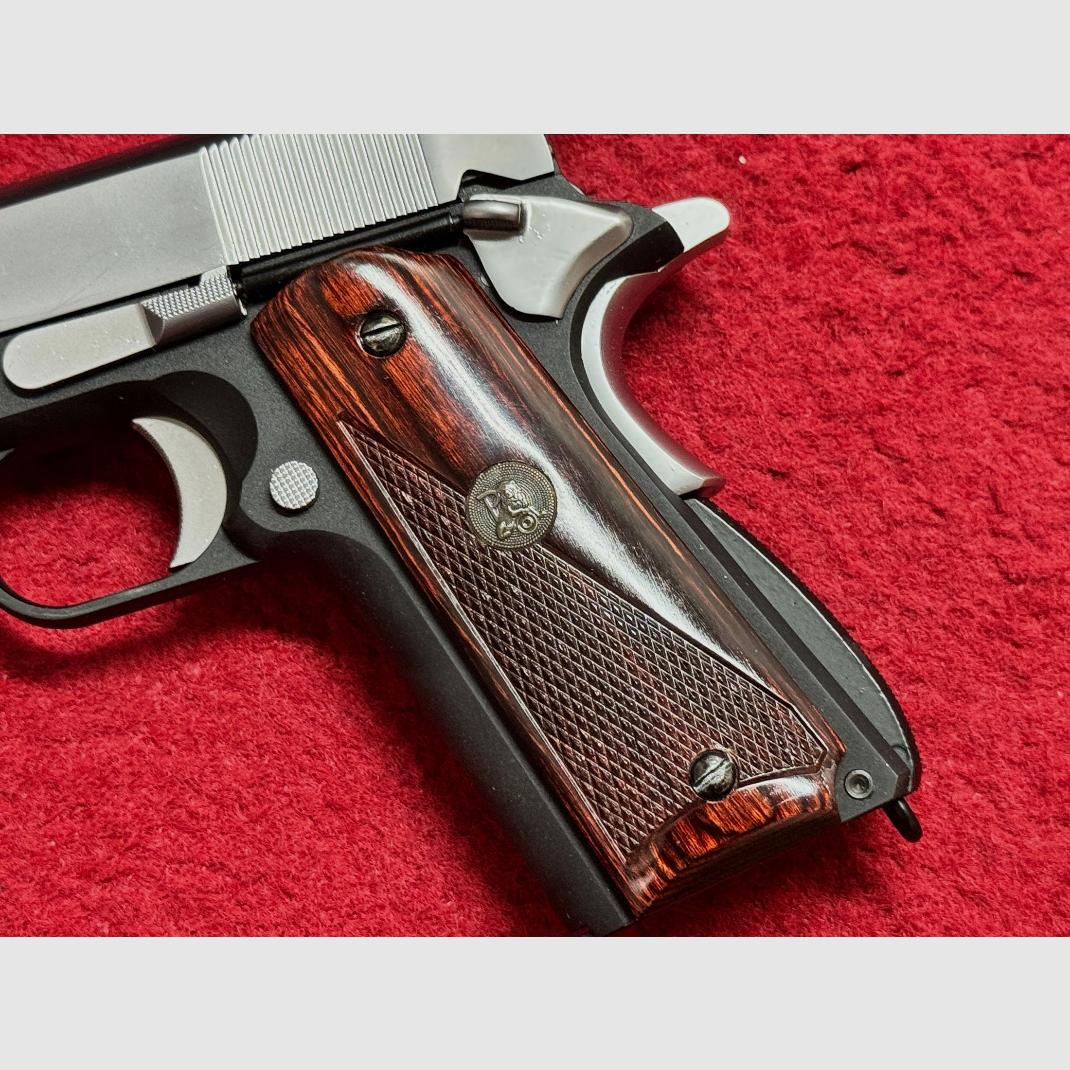WE Classic 1911 Colt  Custom zwei Farben Version Pachmayr Griffschalen + Koffer