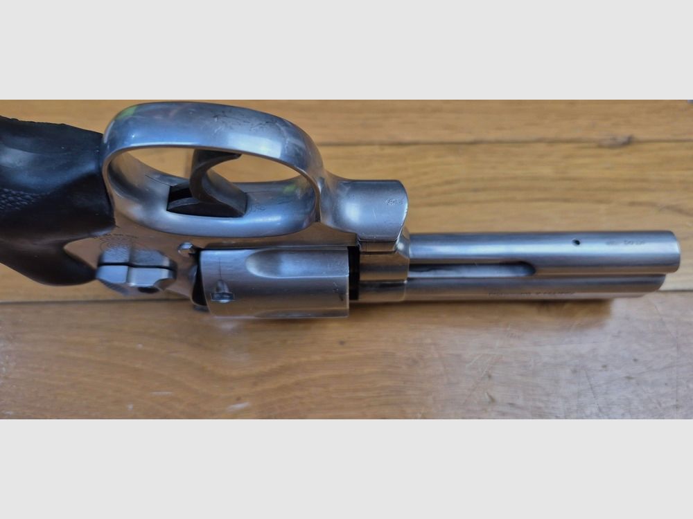 Ottimo revolver Smith & Wesson – Modello 686-4 – Calibro 357Magnum / 38 Special – Sei colpi – 2 set di impugnature – Meccanica molto buona – canna da 5 pollici a specchio con belle righe – Arma usata in BE+, immagine 9 di 19