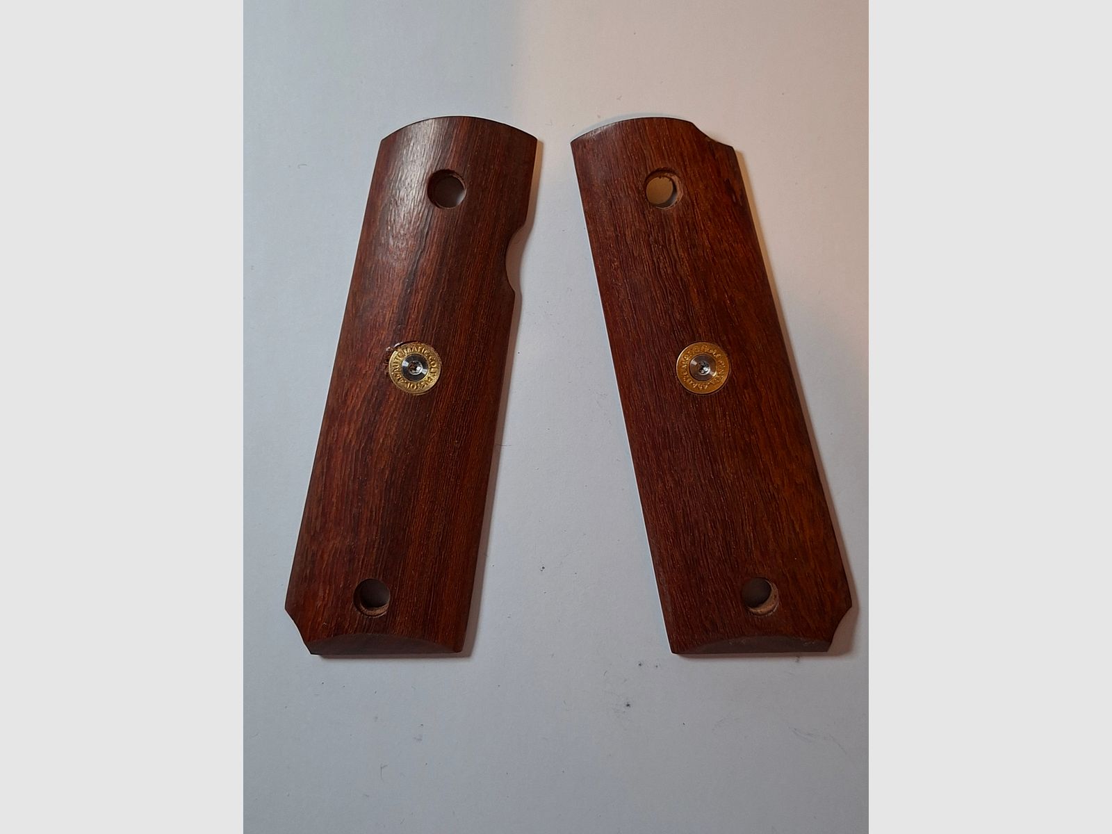 Griffschalen der Cold 1911, siehe Bild.