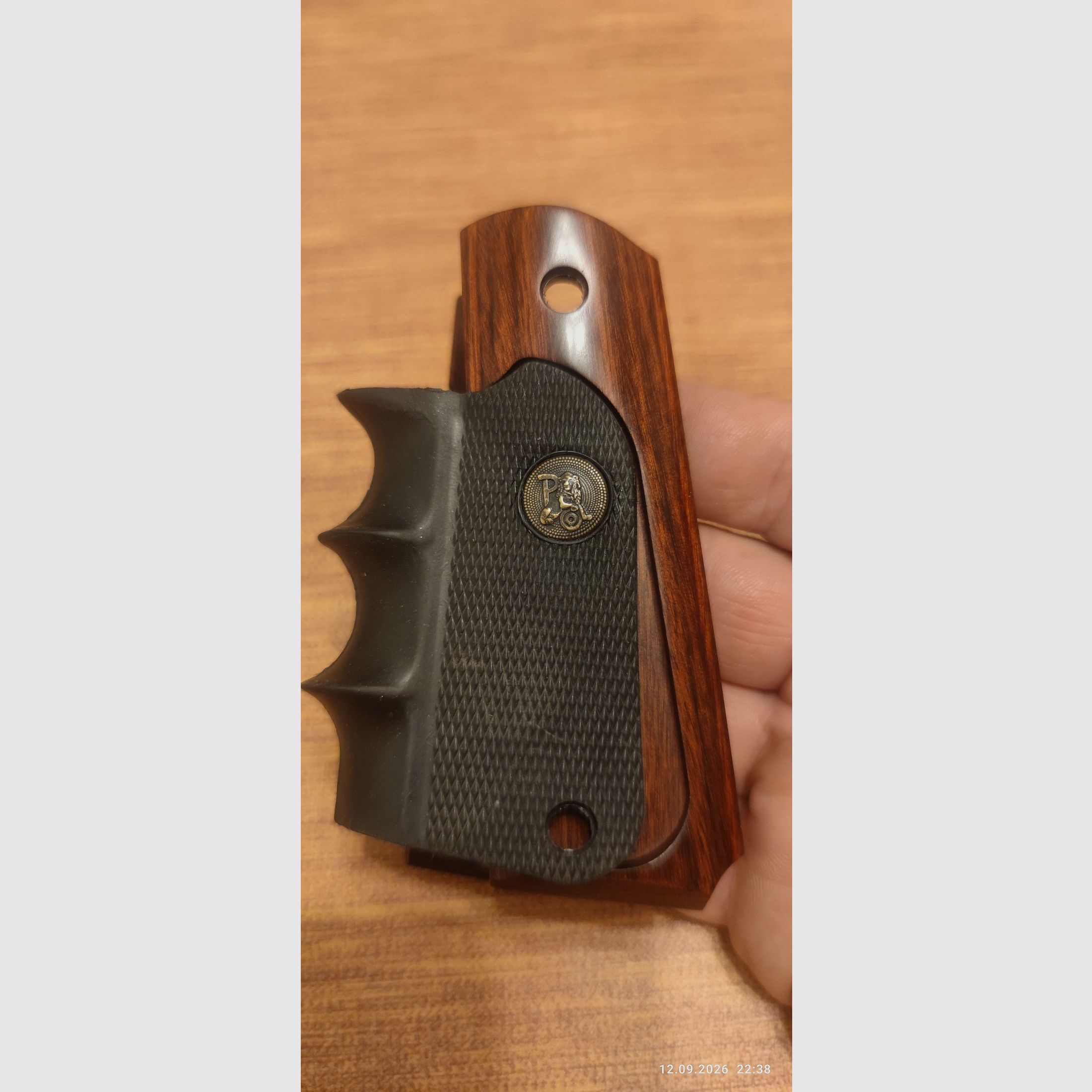 Poignée en bois Pachmayr Colt 1911, image 2 sur 4