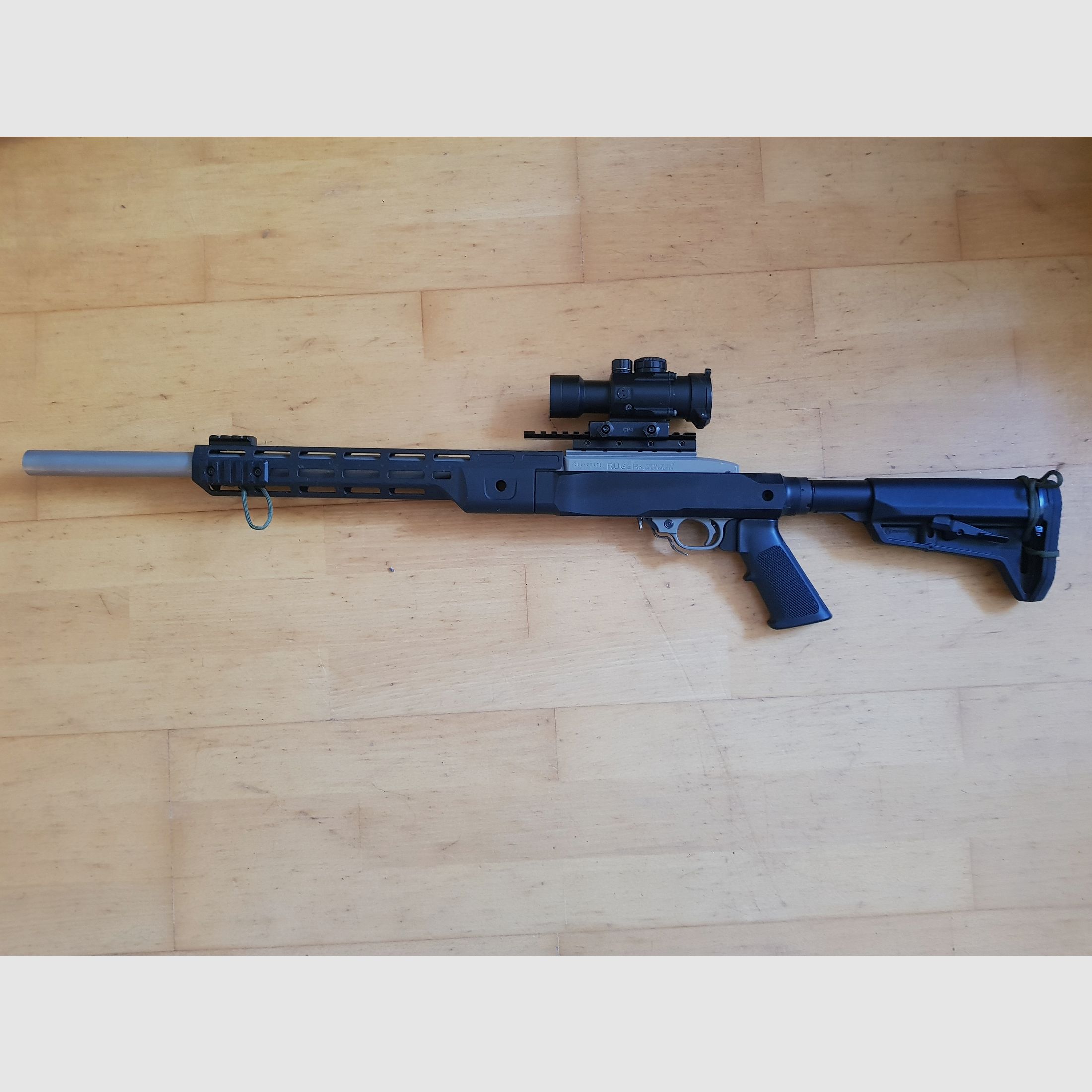 Ruger 10/22 Target, roestvrij staal "tactisch" met pistoolgreep en uitschuifbare schoudersteun (Magpul)