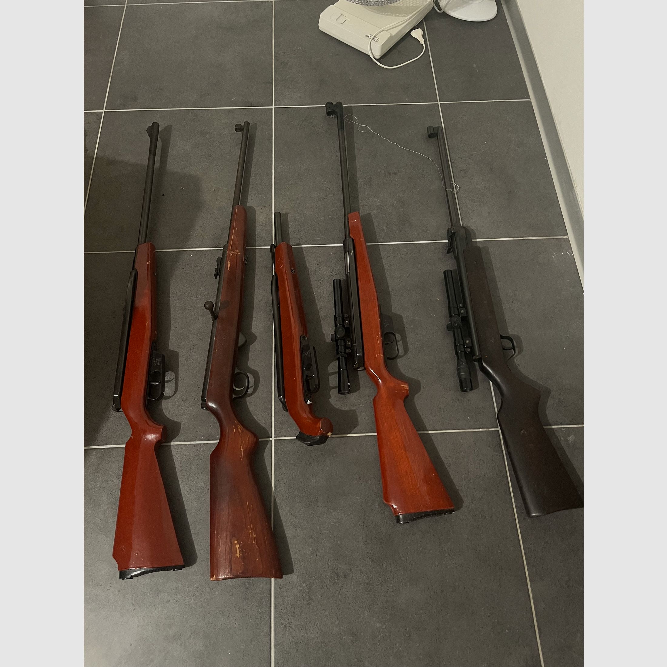 Fünf  Luftgewehre abzugeben. 1 Gewehr Suhl. 1 Gewehr Umarex. 3 Gewehre Lion Brand. Siehe Photo. 
