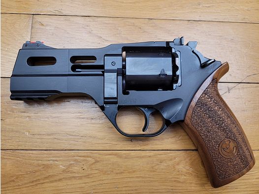 Féroce Rhinocéros von Chiappa – Revolver Modell 40DS – 6 Schuss 357 Magnum – 4 Zoll Lauf, ausgerichtet auf das untere Zimmer – hervorragende Zielgenauigkeit – ultraleicht – Zustand nahezu neu