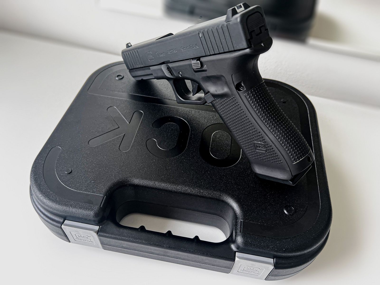 Glock 17 Gen. 5 9mm PAK +  Holster +Glock Waffenkoffer