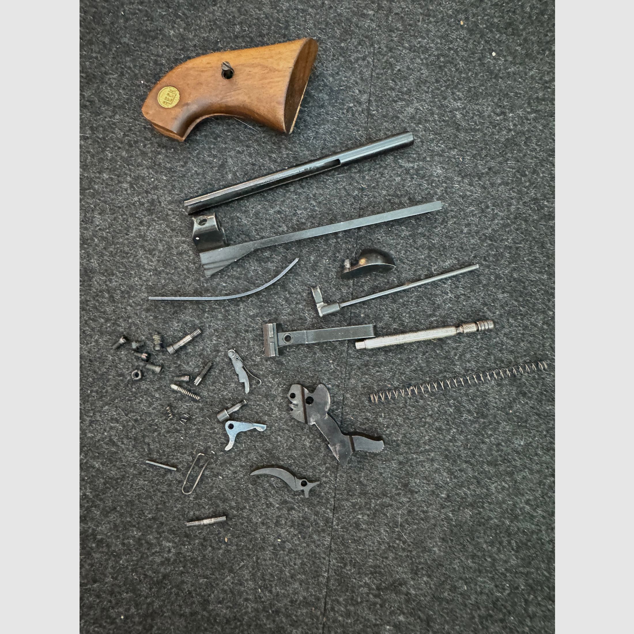 Juego de piezas de repuesto para RECK R20 (revólver, cal. 4mm M20) — todas las piezas, tornillos, muelles, martillo y empuñaduras disponibles para la venta — juego completo
