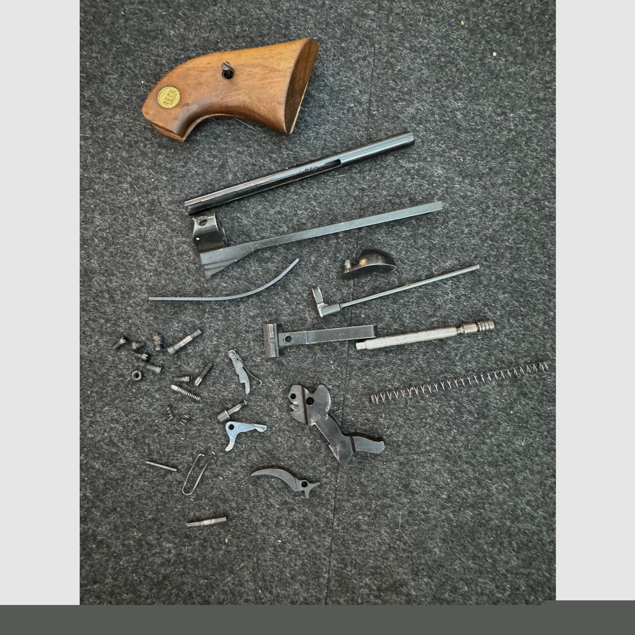 Ersatzteil-Set für RECK R20 (Revolver, Kal. 4mm M20) — alle frei verkäuflichen Teile, Schrauben, Federn, Hahn & Griffschalen — Komplett-Set
