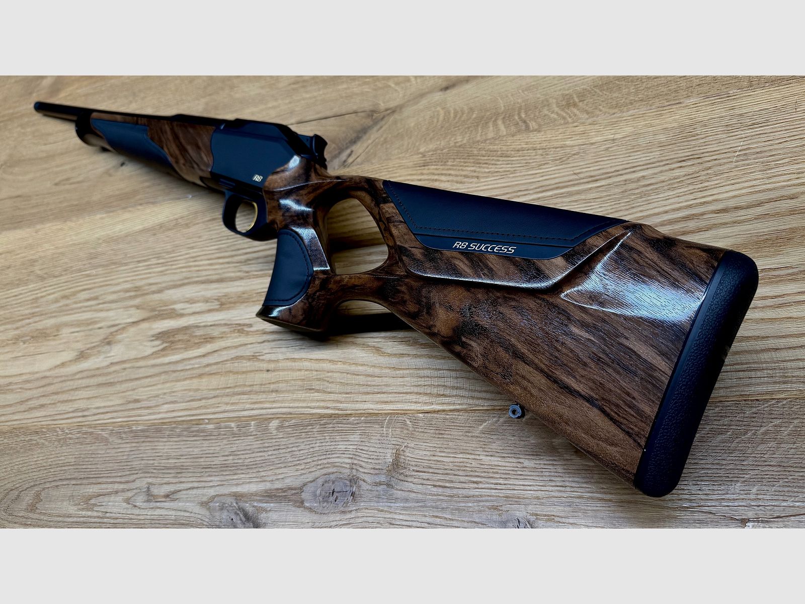 Blaser R8 Success Leder / HK 6 / Leder schwarz / Goldelemente / Standardkailber u. LL nach Wahl