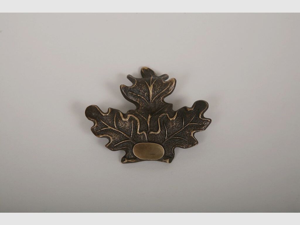 Lovergreen kleine Bronzestatue Motiv Trophenhalter aus Eichenlaub