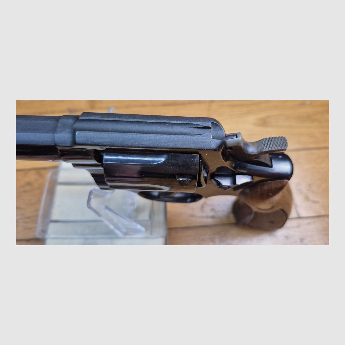 Sehr schöner Revolver Smith&Wesson Model 13-2 – Kal. .357 Magnum in K-Karosserie – Abgeleitet vom Military and Police in einer Version mit schwerem Lauf – Waffe „Pinned und recessed“ von 1978 – Polizei- und vielseitige Waffe par excellence – Zustand nahezu perfekt – TBE++/TBE+++, Bild 18 von 26